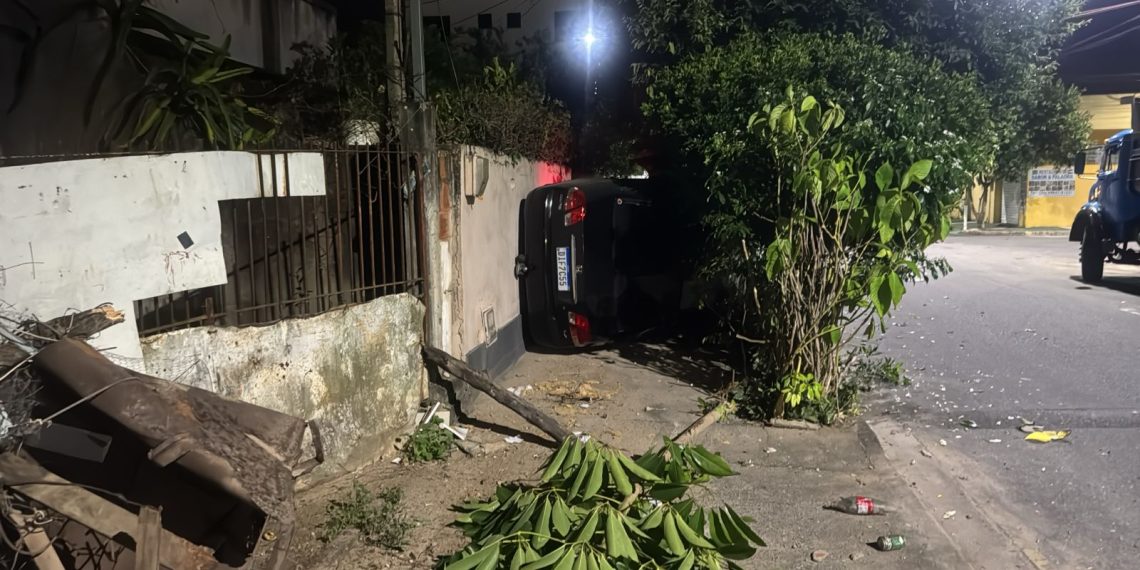 Motorista perde controle de carro, invade calçada e derruba muro em Campos