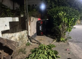 Motorista perde controle de carro, invade calçada e derruba muro em Campos