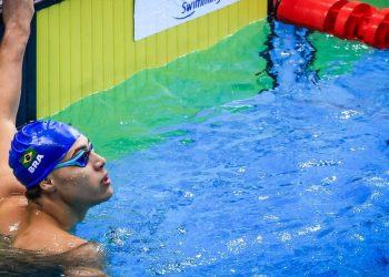 Arthur Xavier é prata nos 100m costas em competição em Barcelona