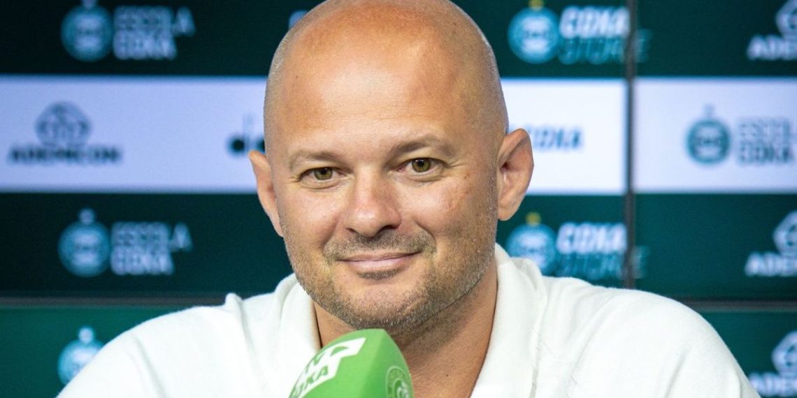 Coritiba define futuro de atacantes encostados no elenco