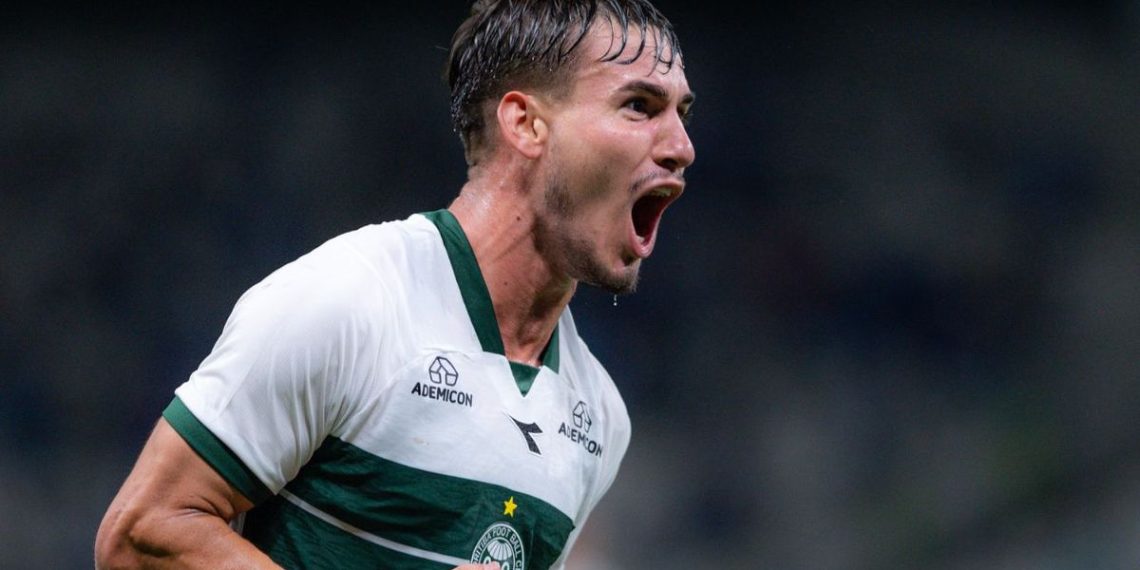 Atacante do Coritiba comemora gol e “entrega” acessório de rival do Brasileirão
