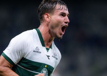 Atacante do Coritiba comemora gol e “entrega” acessório de rival do Brasileirão