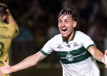 Goleiro brilha, Coritiba derruba Mirassol e entra na zona de Libertadores