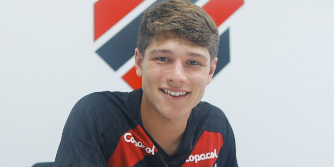 Athletico renova com joia da base e fixa multa milionária