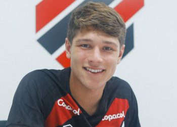 Athletico renova com joia da base e fixa multa milionária