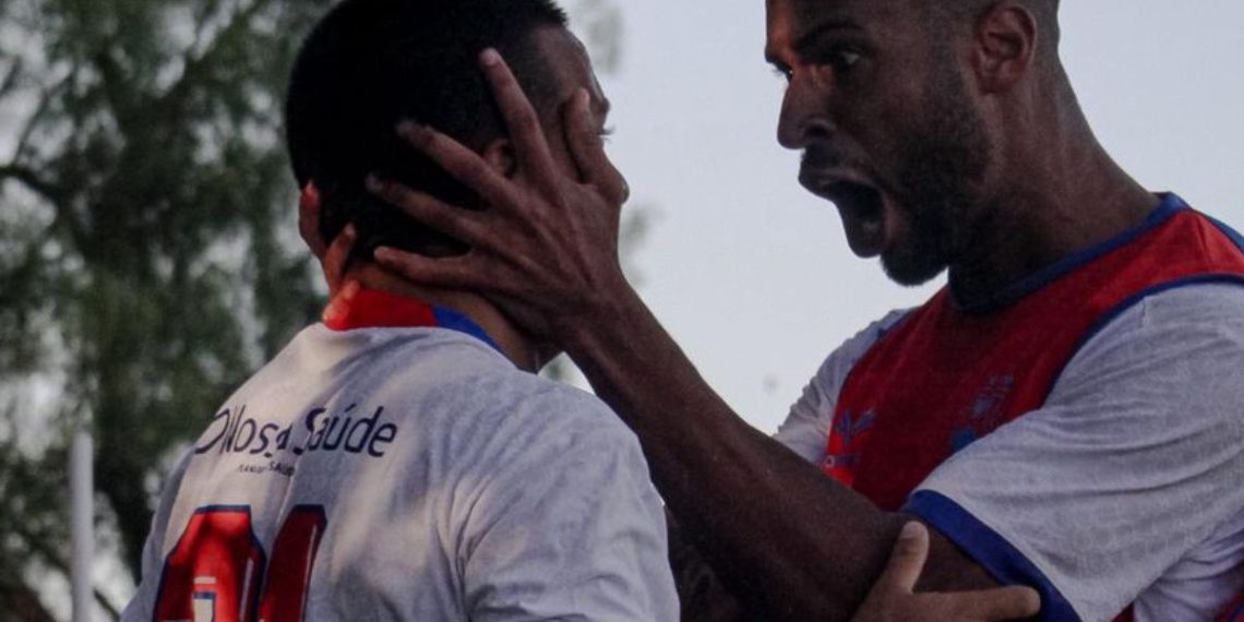 De vilão a herói: Joia salva o Paraná Clube com golaço