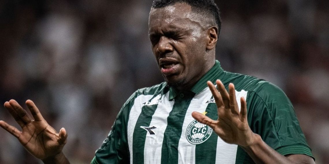 Herói do Coritiba, Jacy deixa o campo de ambulância após concussão
