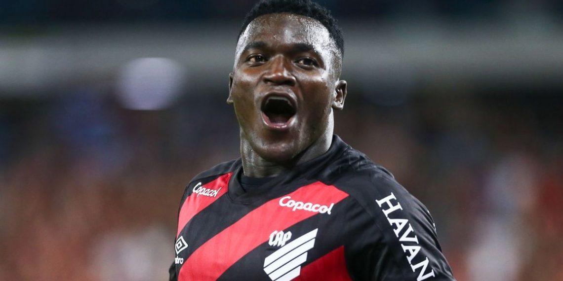 Athletico atropela Botafogo e dispara na briga pelo topo do Brasileirão