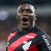 Athletico atropela Botafogo e dispara na briga pelo topo do Brasileirão
