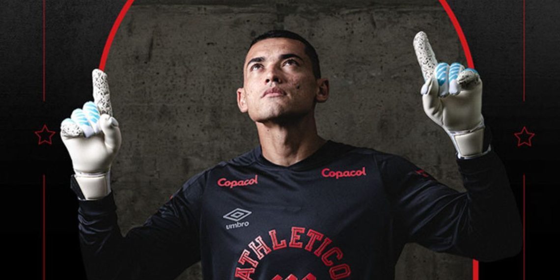 Athletico lança camisa de goleiro inspirada em ídolo histórico