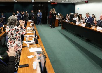 CCJ aprova admissibilidade de propostas que acabam com escala 6×1