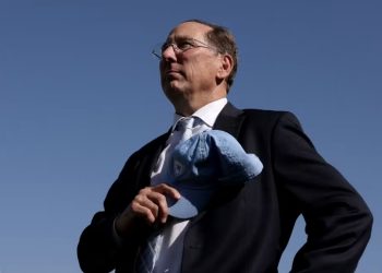 Textor se manifesta após ser afastado da SAF do Botafogo: “Informações incorretas e enganosas”