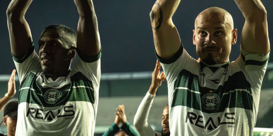 Zagueiro do Coritiba pode pegar gancho pesado por expulsão no Atletiba