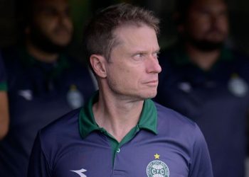 Seabra ganha problemas e pode ter desfalques no Coritiba