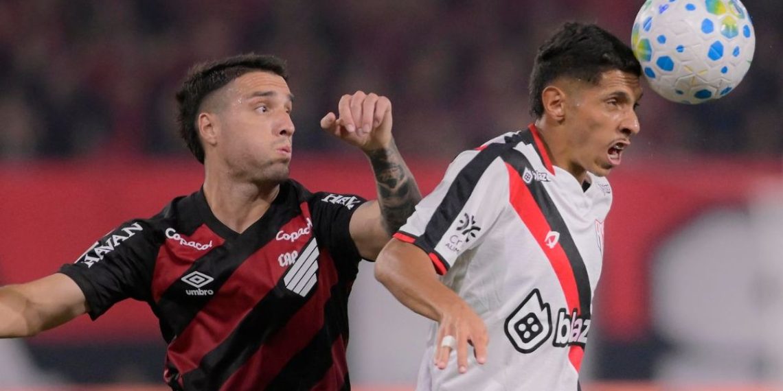 Sem inspiração, Athletico estreia mal e perde chance de abrir vantagem contra o Atlético-GO