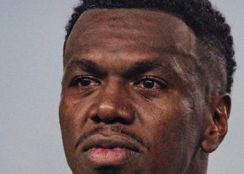 Jacy vai às lágrimas com homenagem da torcida do Coritiba e emociona o Couto