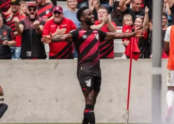 Athletico jogou meio tempo e venceu; Coritiba jogou tempo inteiro e só empatou