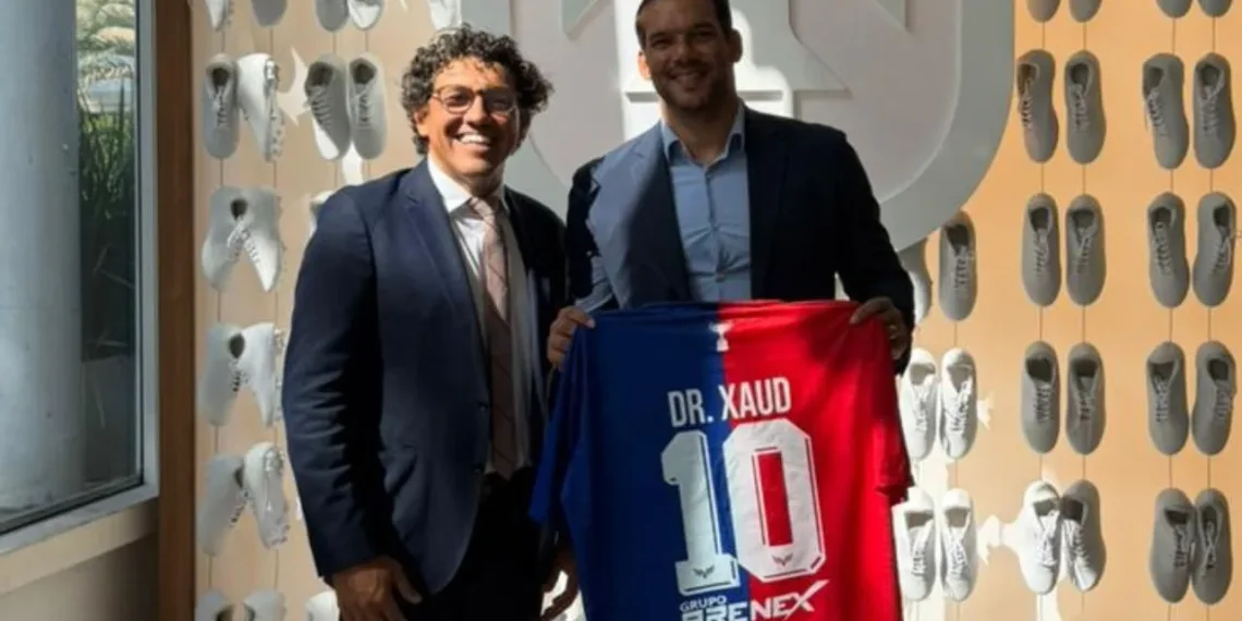 Ancelotti no Paraná Clube? Técnico da seleção brasileira posa com camisa do Tricolor