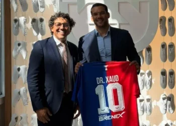 Ancelotti no Paraná Clube? Técnico da seleção brasileira posa com camisa do Tricolor