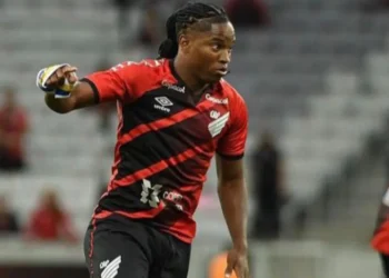 Novo atacante se emociona após grave lesão e gol na estreia pelo Paraná Clube