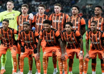 Futuro clube de Bruninho vive em exílio e tem legião de jovens brasileiros