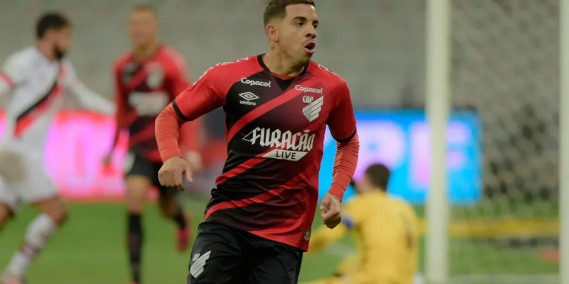 Adversário do Athletico sofre transfer ban e não poderá contratar por três janelas