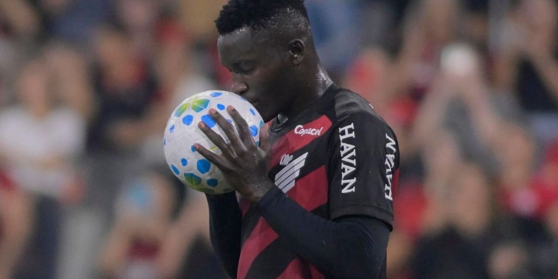 Viveros, atacante do Athletico, vive polêmica com antigo clube