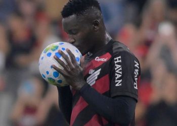 Viveros, atacante do Athletico, vive polêmica com antigo clube