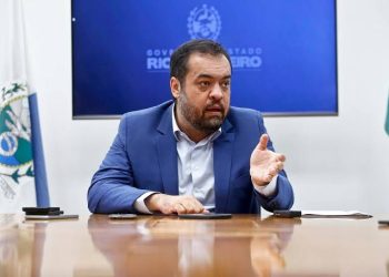 Com futuro político indefinido, Cláudio Castro fecha salário de R$ 38 mil com o PL