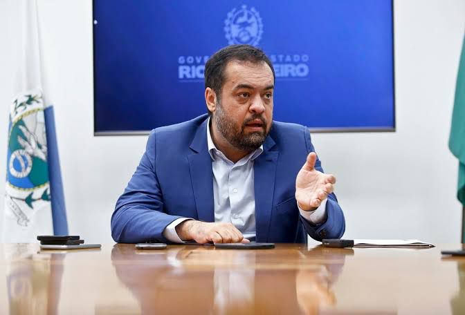 Com futuro político indefinido, Cláudio Castro fecha salário de R$ 38 mil com o PL