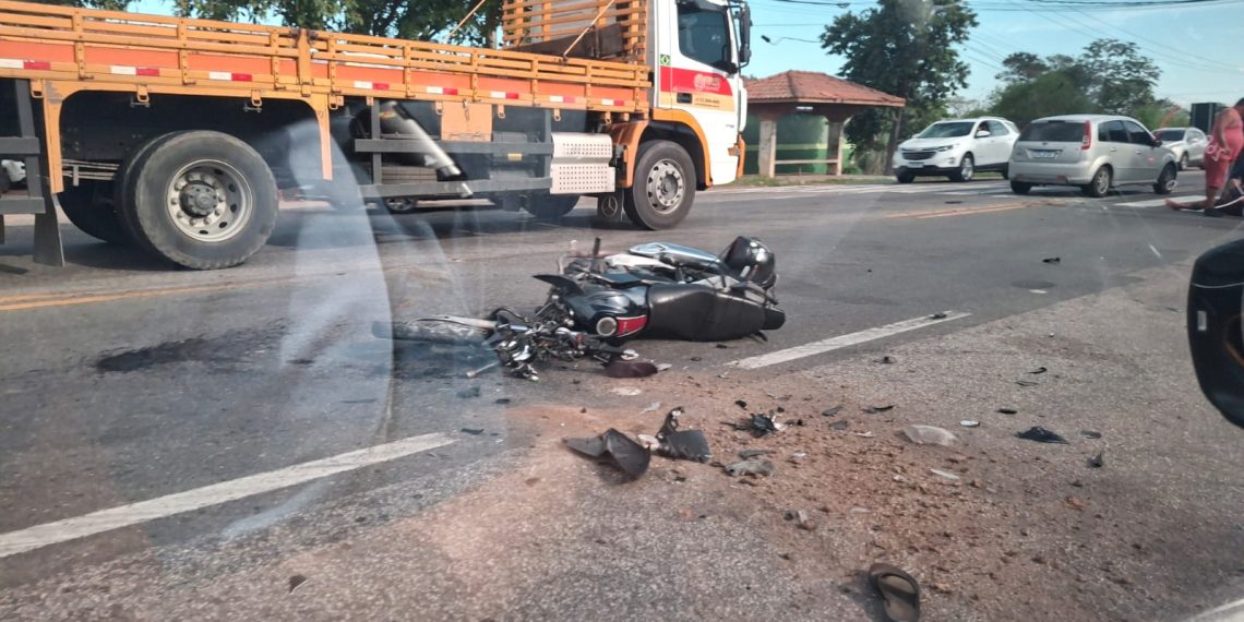 Motociclista fica ferido após colisão com carro na BR-101 em Campos