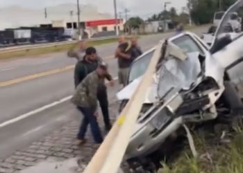 Carro bate em barreira às margens da BR-101 e deixa homem ferido em Campos