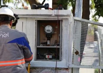 Renovação da concessão da Enel no Rio segue em análise e enfrenta pressão por falhas no serviço