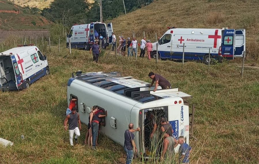 Micro-ônibus do transporte público de Campos tomba e deixa mais de 20 feridos