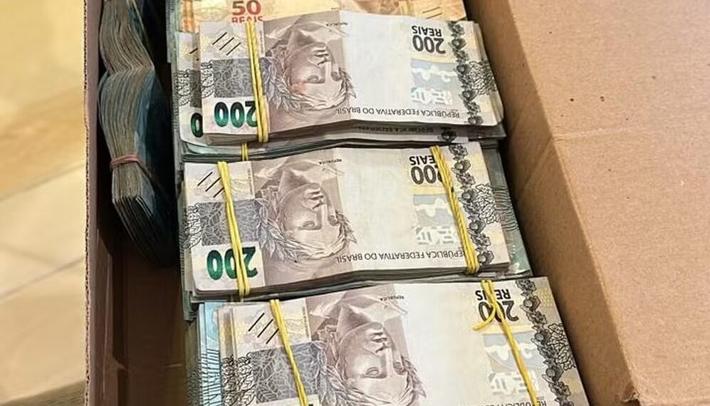 Operação da PF que teve Cláudio Castro como alvo apreende mais de R$ 500 mil na casa de policial civil