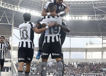 Botafogo vence Corinthians pelo Brasileirão com três de Arthur Cabral
