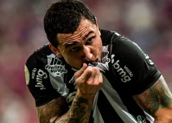 Ex-Athletico e atacante são afastados por Mozart no Ceará