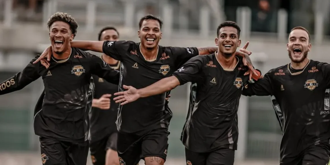 Volante revelado no Athletico conquista acesso na Itália