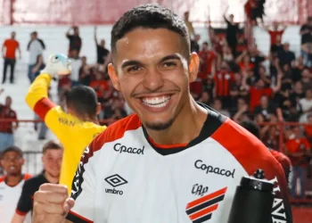 “Dedo na ferida”: Odair revela conversa com promessa que errou na estreia pelo Athletico