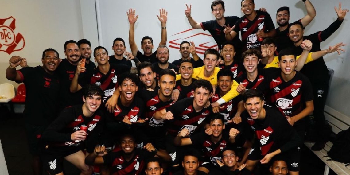 Jovem faz golaço do meio de campo e classifica Athletico para final; assista