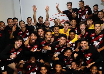 Jovem faz golaço do meio de campo e classifica Athletico para final; assista
