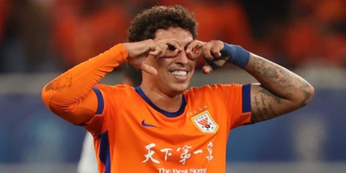 Ex-Athletico recebe nota 10 após hat-trick e assistência na China