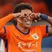 Ex-Athletico recebe nota 10 após hat-trick e assistência na China