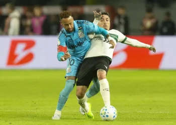 Sob gritos de “vergonha”, Coritiba é eliminado pelo Santos e entra em crise no Couto