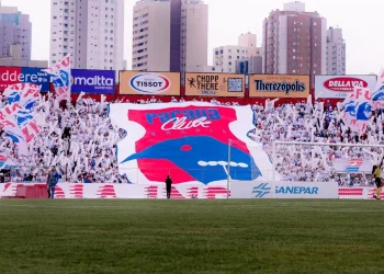 Athletico sofre, mas vence jogo polêmico; Paraná renasce e torcida volta a sonhar