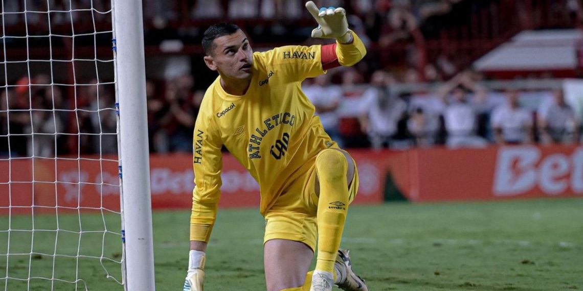 Herói, Santos acumula 21 pênaltis defendidos e oito classificações pelo Athletico