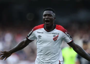 Athletico desafia lógica, vence fora e sonha alto no Brasileirão