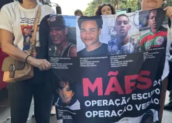 Cordão da Mentira faz ato na Paulista para lembrar Crimes de Maio