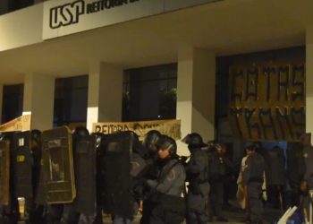 Vereadores provocam universitários em SP e ato tem confronto