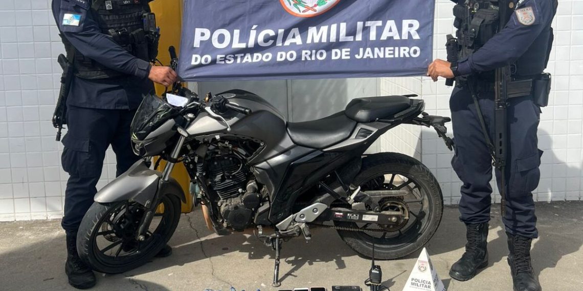 Suspeitos tentam fugir em moto sem placa, mas acabam presos com grande carga de drogas em Macaé